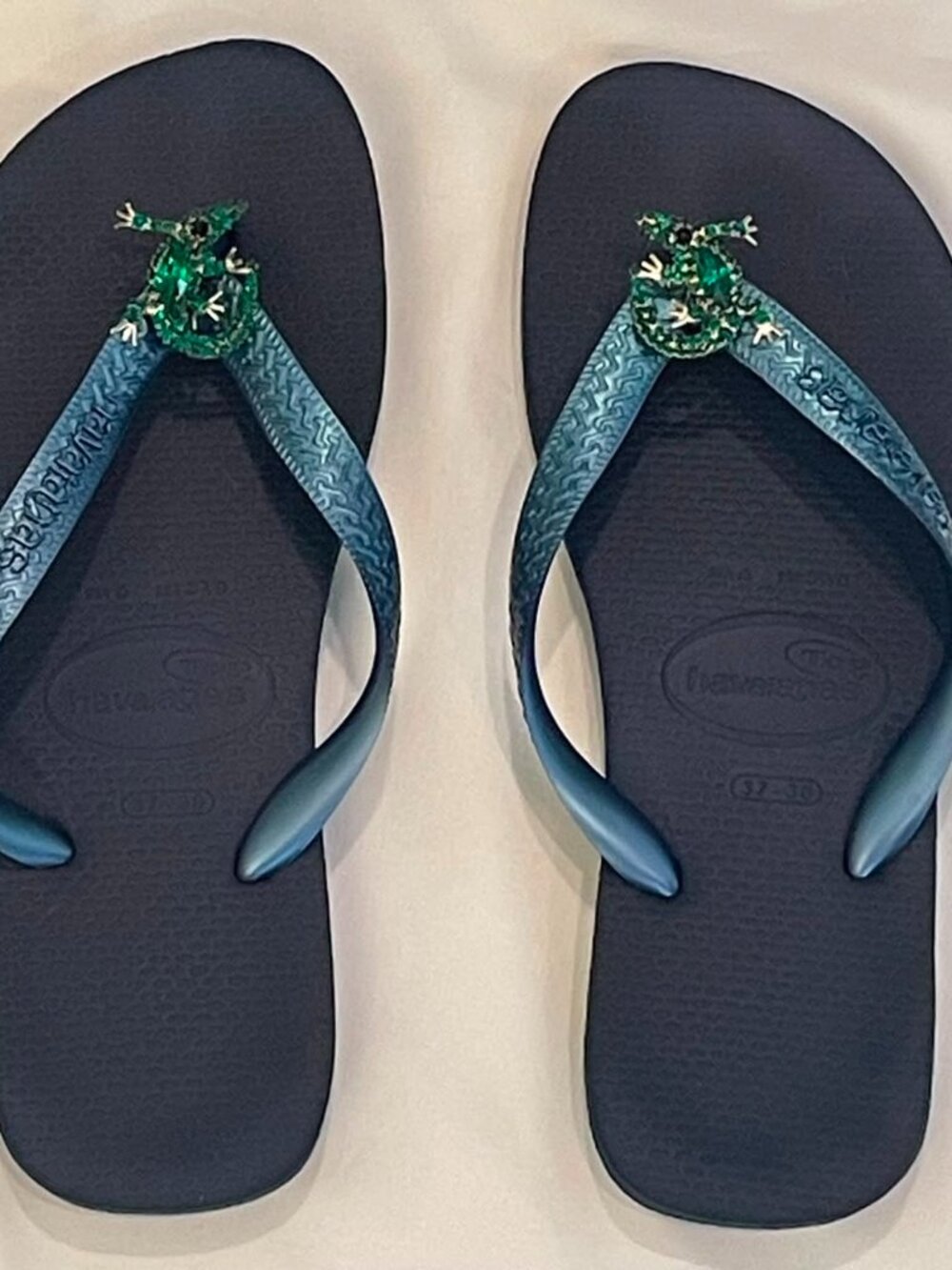 HAVAIANAS Women’s Flip Flops with Lizard Embellishment, Size 37-38
